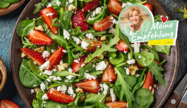 Salat mit Feta und Erdbeeren
