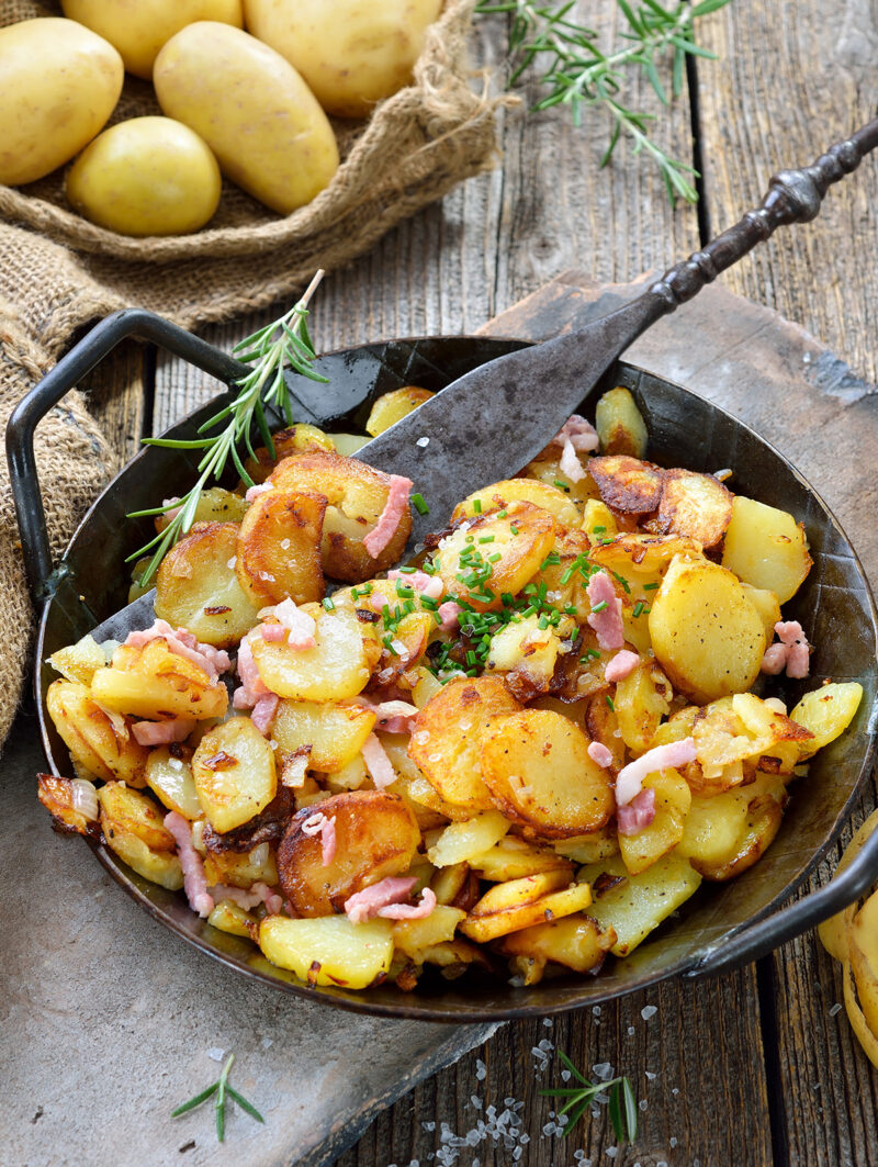 Bratkartoffeln in einer Eisenpfanne